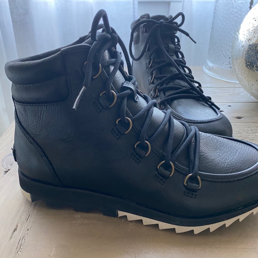 NWT Sorel Harlow lace up boot